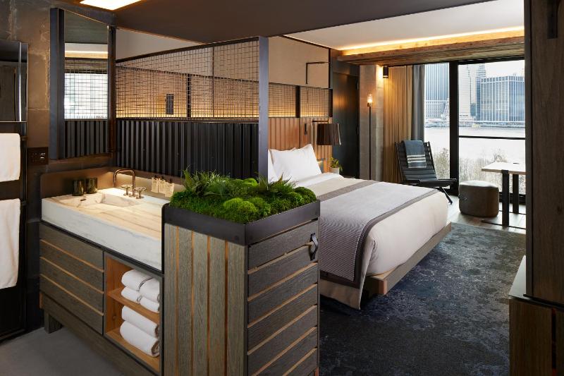 Superior King Room image 4
