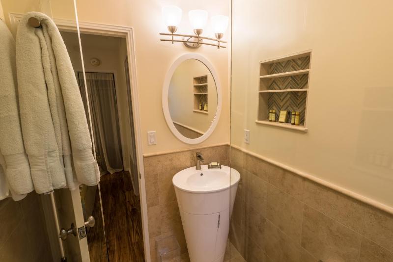 Deluxe Queen Studio with Kitchen - Seven image 4