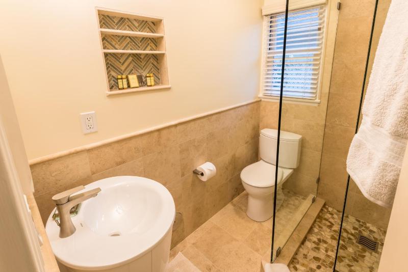 Deluxe Queen Studio with Kitchen - Seven image 3