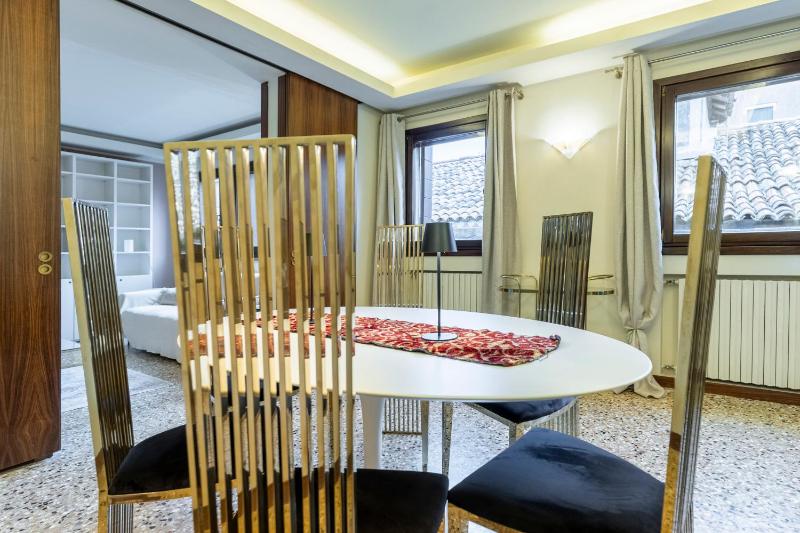 Rialto Prestige Apartment • Elegant & Central - image 8