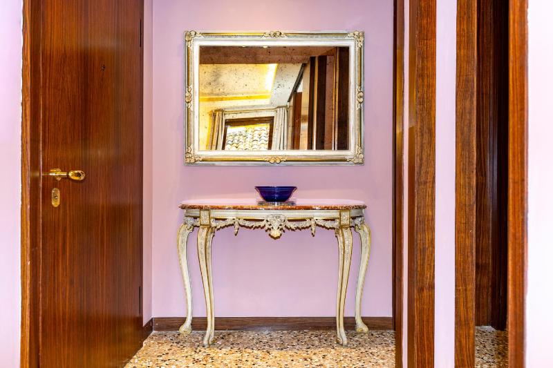 Rialto Prestige Apartment • Elegant & Central - image 14