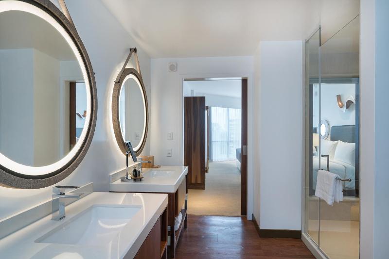 Queen Room with Two Queen Beds and Ocean View image 3