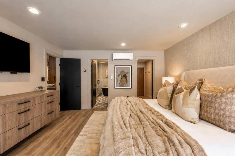New Luxurious 4BR w Central AC in Aspen's Core - image 48