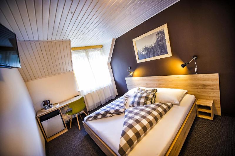 Economy Double Room image 2