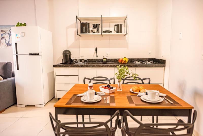 Apartamento com Opção de Café da Manhã Kit Fondue e Aquecedor no Quarto a 300m da Praia para Casais - image 12