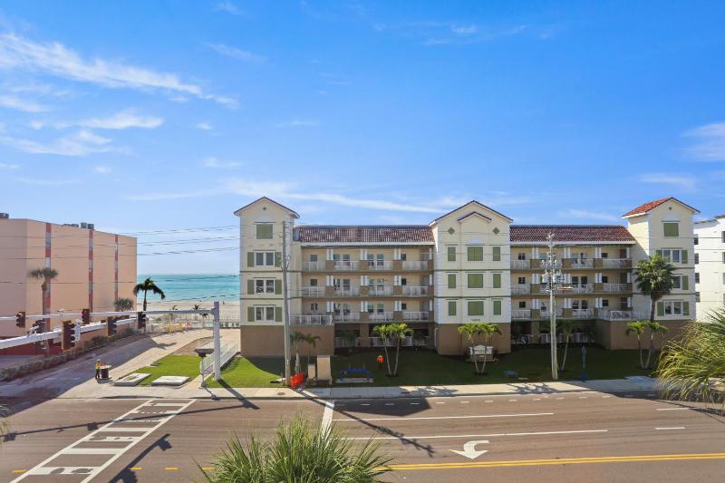 Madeira Place 402 Top Floor Gulf Views Heated Pool - image 12
