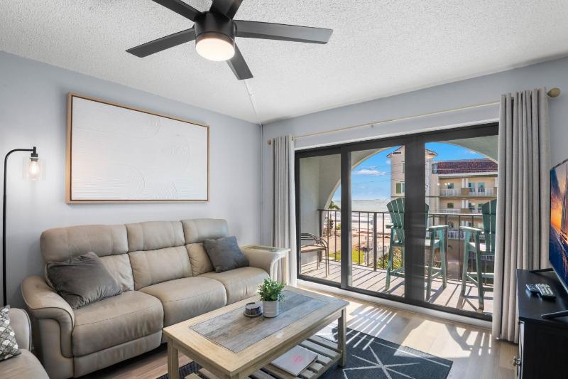 Madeira Place 402 Top Floor Gulf Views Heated Pool - image 28