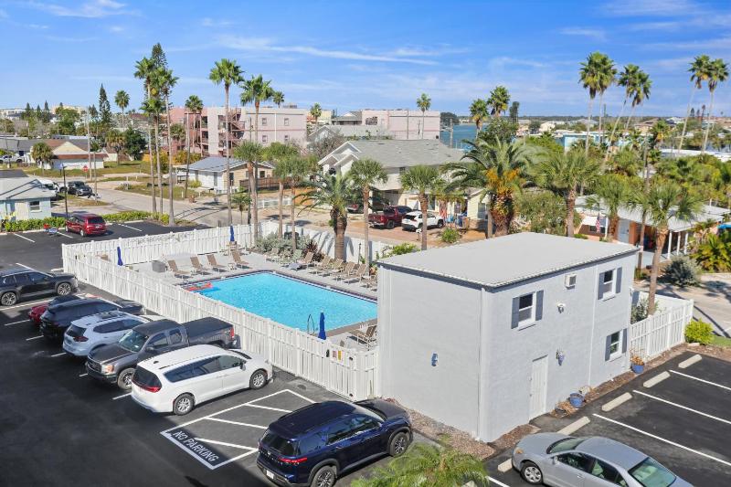 Madeira Place 402 Top Floor Gulf Views Heated Pool - image 15