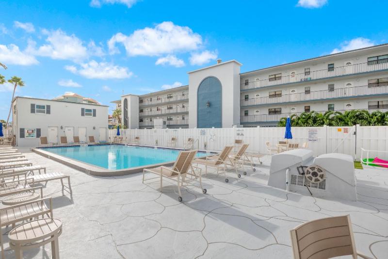Madeira Place 402 Top Floor Gulf Views Heated Pool - image 8