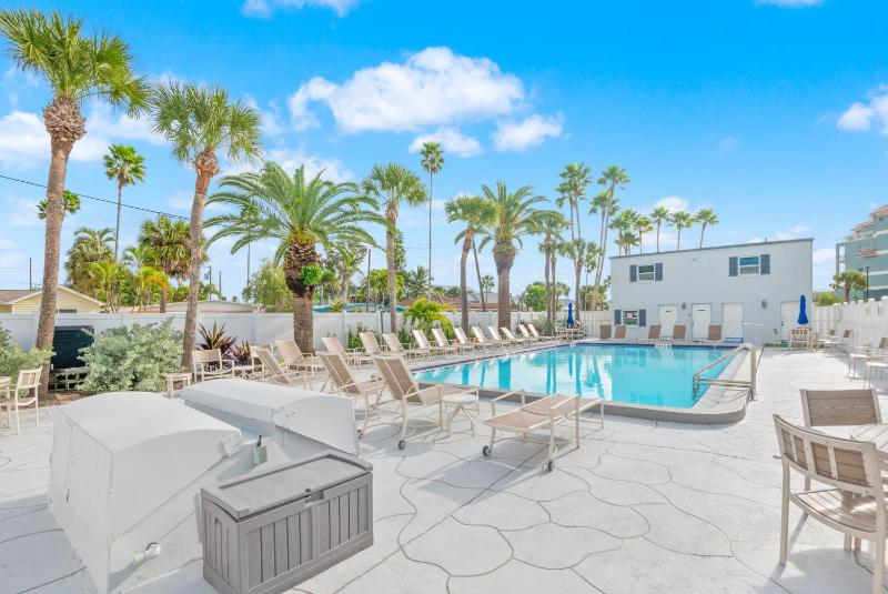 Madeira Place 402 Top Floor Gulf Views Heated Pool - image 17