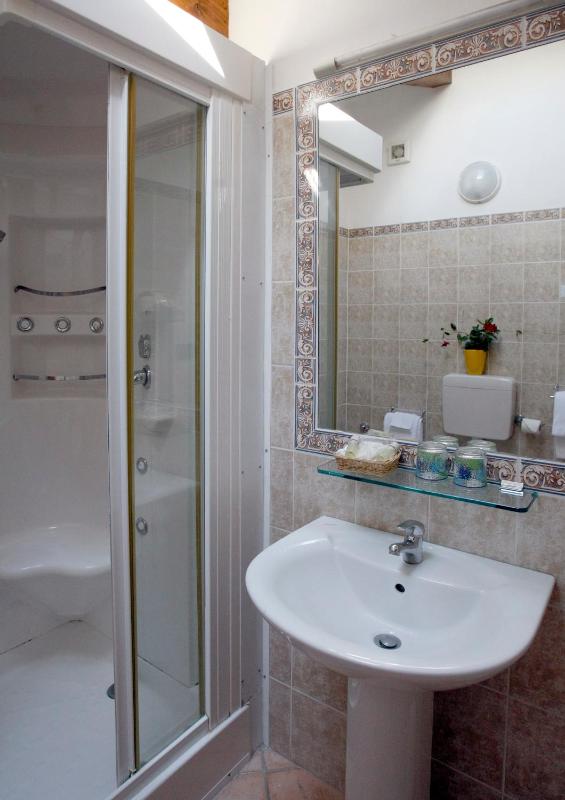 Twin Room image 3