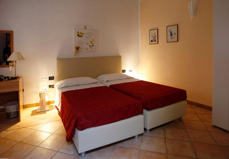 Twin Room image 4