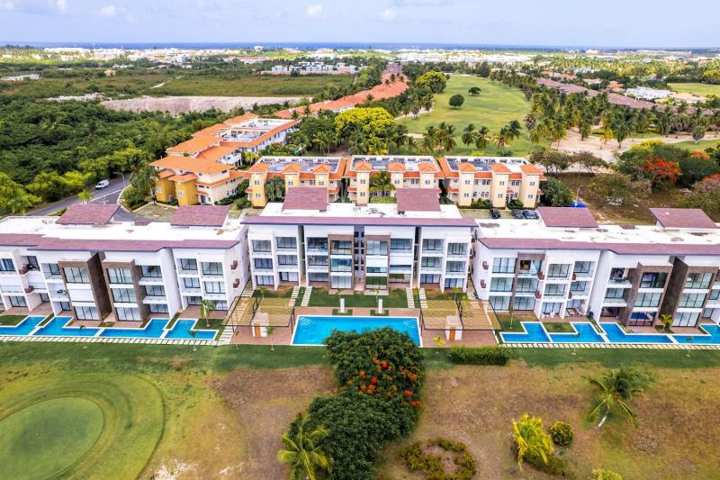 Cozy 3BR Golf and Pool View Apt - image 34