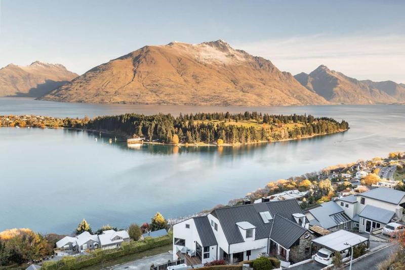 Castle Cliff Lodge with Spa Pool and Sauna and Games Room and more - image 1