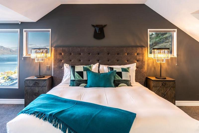 Castle Cliff Lodge with Spa Pool and Sauna and Games Room and more - image 36