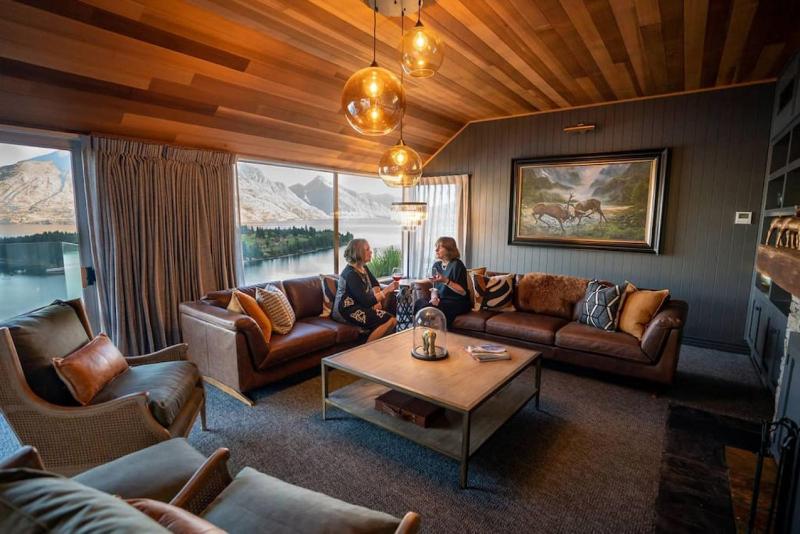 Castle Cliff Lodge with Spa Pool and Sauna and Games Room and more - image 14