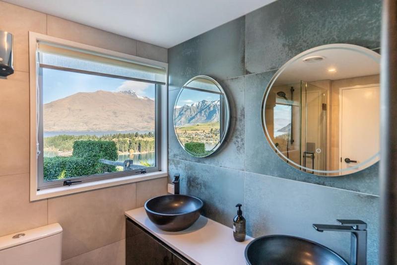 Castle Cliff Lodge with Spa Pool and Sauna and Games Room and more - image 37