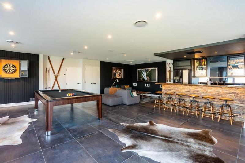 Castle Cliff Lodge with Spa Pool and Sauna and Games Room and more - image 8