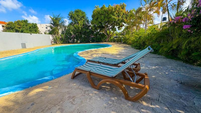 Modern Poolside Apartment Near the Beach - image 12