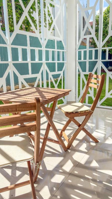 Modern Poolside Apartment Near the Beach - image 9