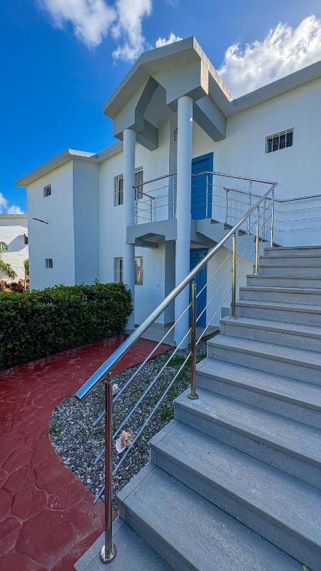 Modern Poolside Apartment Near the Beach - image 7