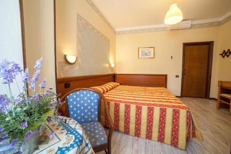 Classic Double or Twin Room image 4