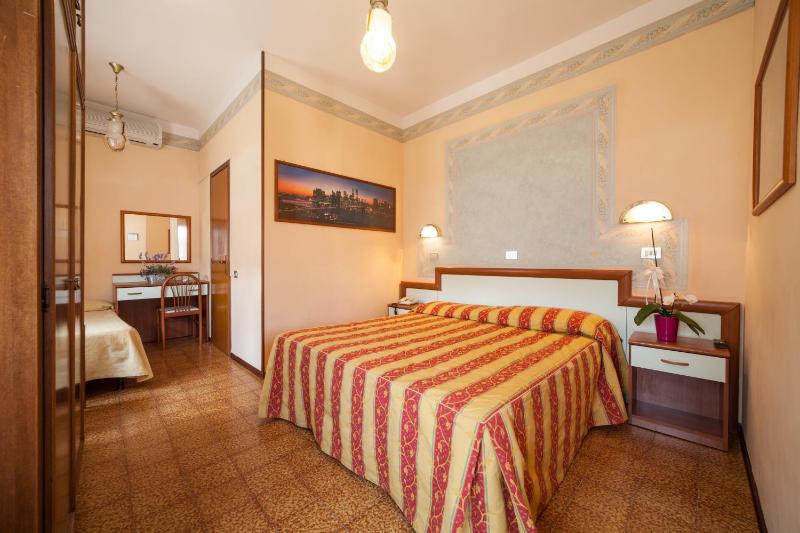 Deluxe Triple Room image 4
