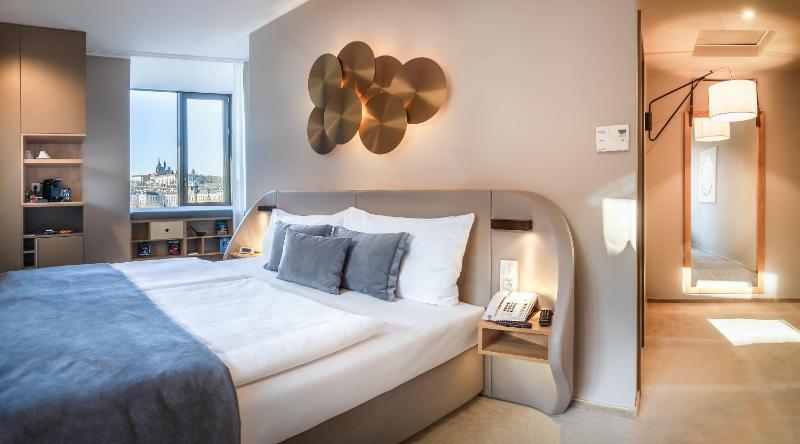 Deluxe Double or Twin Room with Castle View image 2