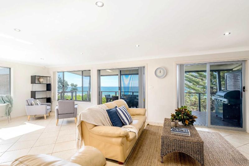 Aqua Vista - beachfront 4BR Home with ocean views - image 4