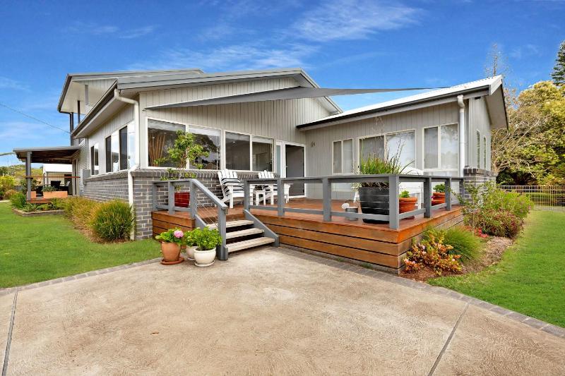 Whale Song - pet-friendly home steps to the beach - image 12