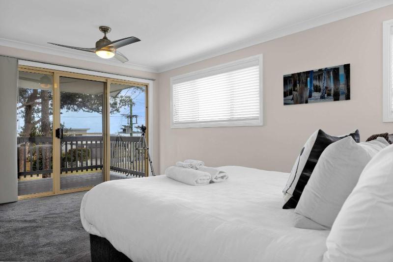 Whale Song - pet-friendly home steps to the beach - image 14