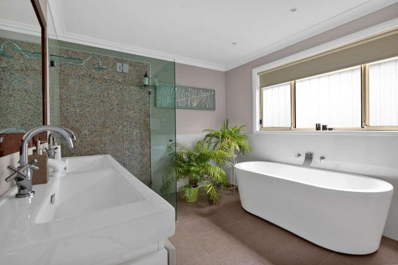 Whale Song - pet-friendly home steps to the beach - image 7