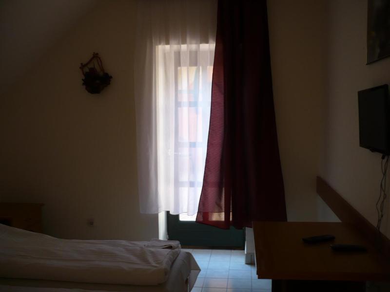 Apartment With Shared Bathroom image 3