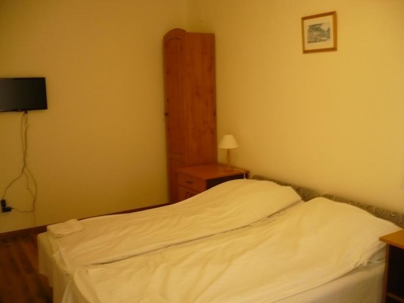 Apartment With Shared Bathroom image 4