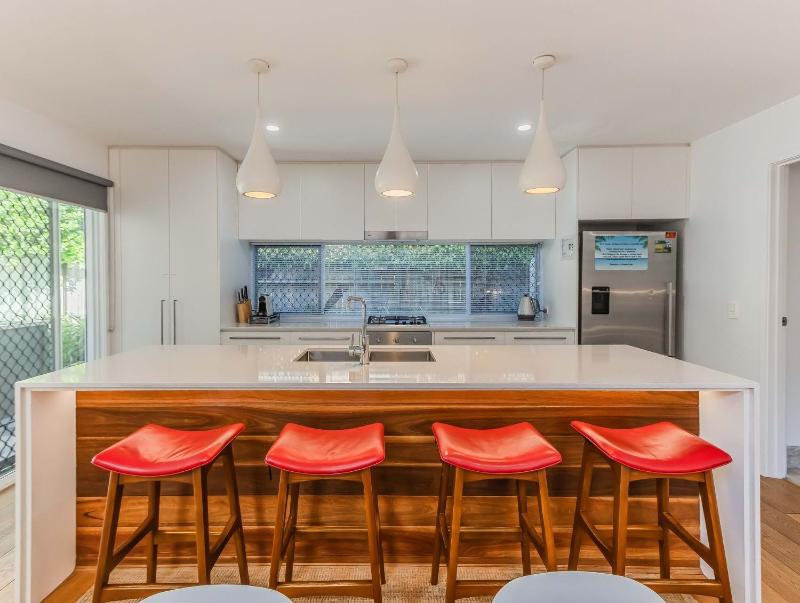 Byron Sunrise - 4 BR retreat with heated pool - image 11