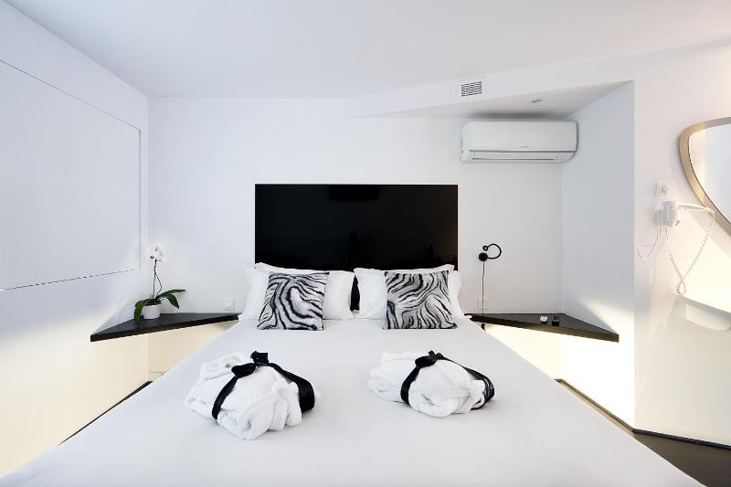 Standard Double Room image 3