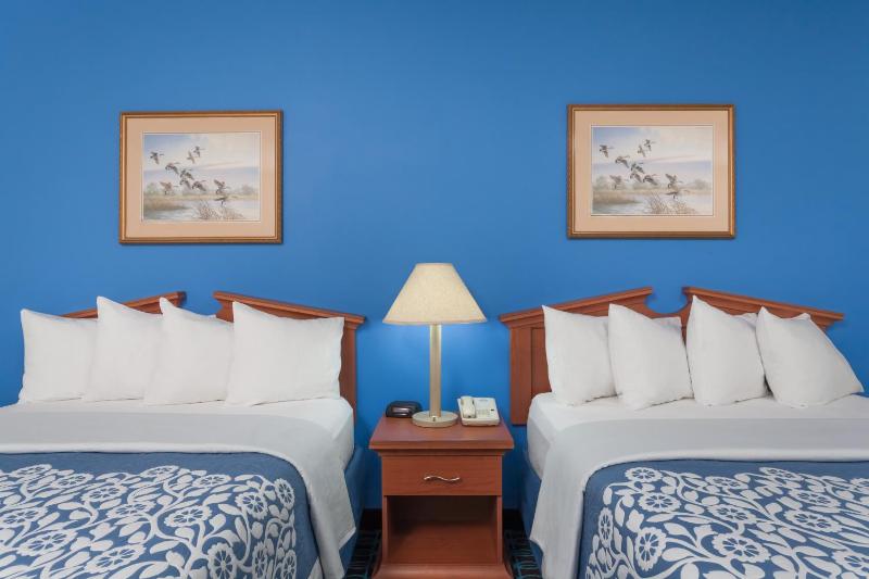 Queen Room with Two Queen Beds - Mobility Access/Non-Smoking image 2