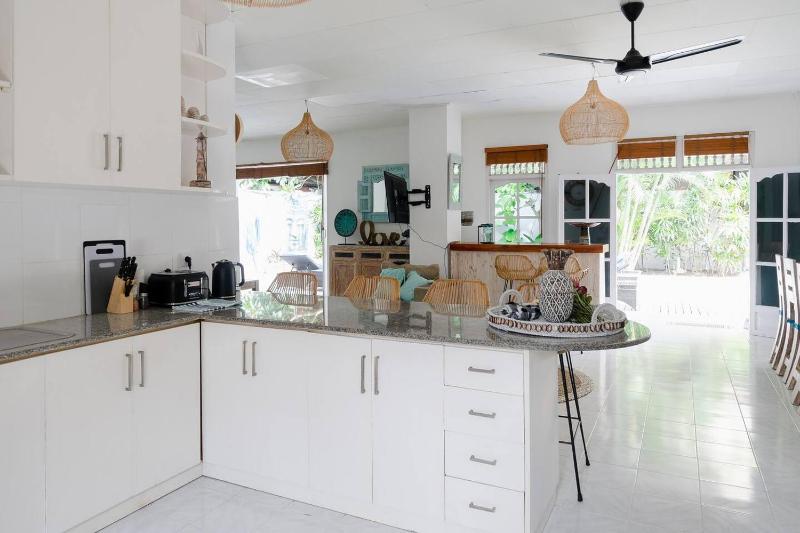 Tropical House - Garlic Lane - image 11