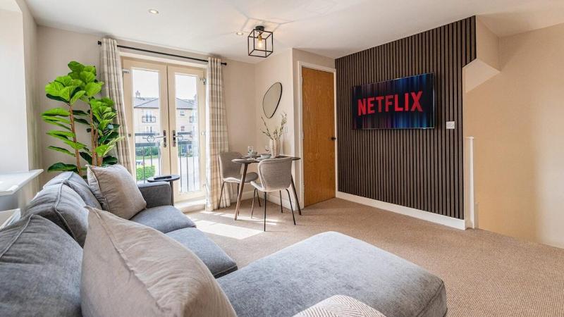 Lockside Living - image 1