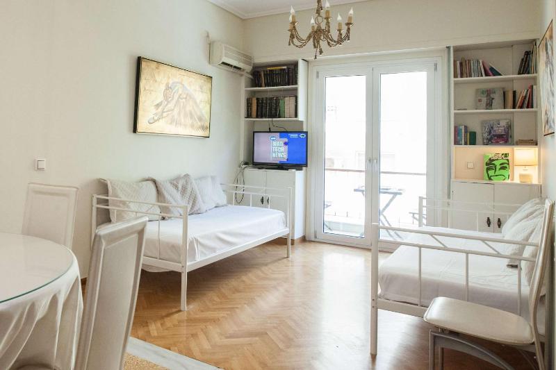 Lovely 1 Bd Apt with Balcony 10 min from Acropolis - image 5