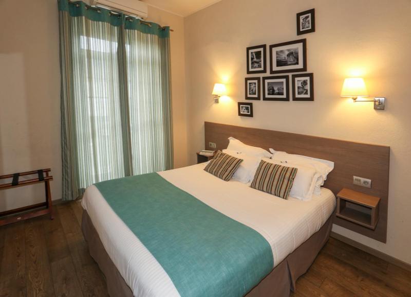 Double Room with Balcony image 2