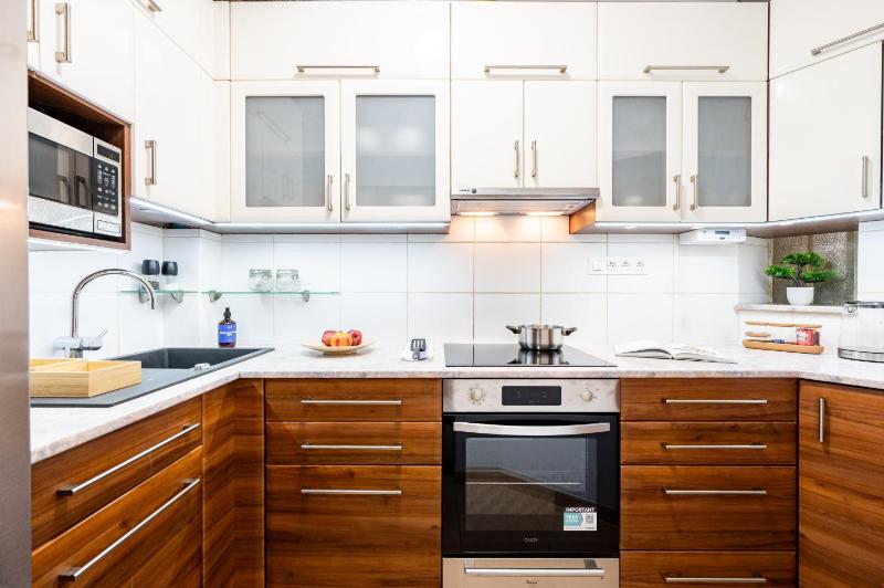 Prague Days - Two Bedroom Apartment with Netflix and 200Mbs WiFi in Old Town - image 2