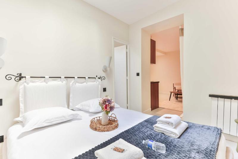 Peaceful apartment in Eiffel Tower - image 8
