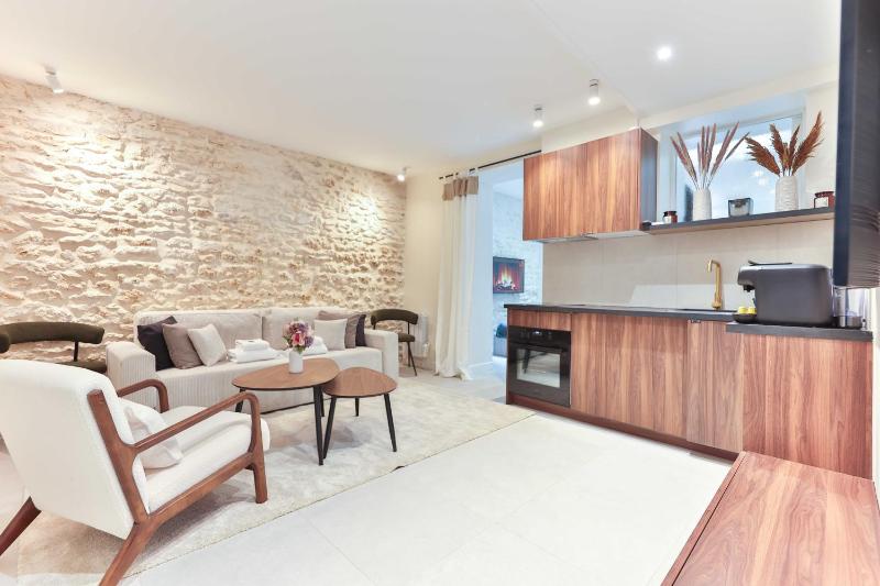 Peaceful apartment in Eiffel Tower - image 5