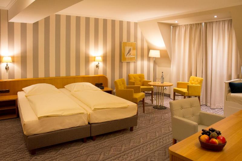 Deluxe Double Room image 3
