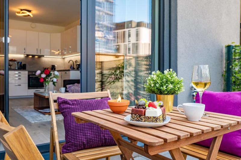 Prague Days - One Bedroom Apartment with Terrace Netflix & Parking - image 1