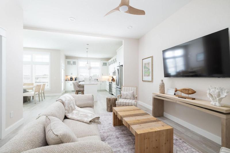 Brand New Luxury Build 2 Min Walk to Beach w Pool - image 39