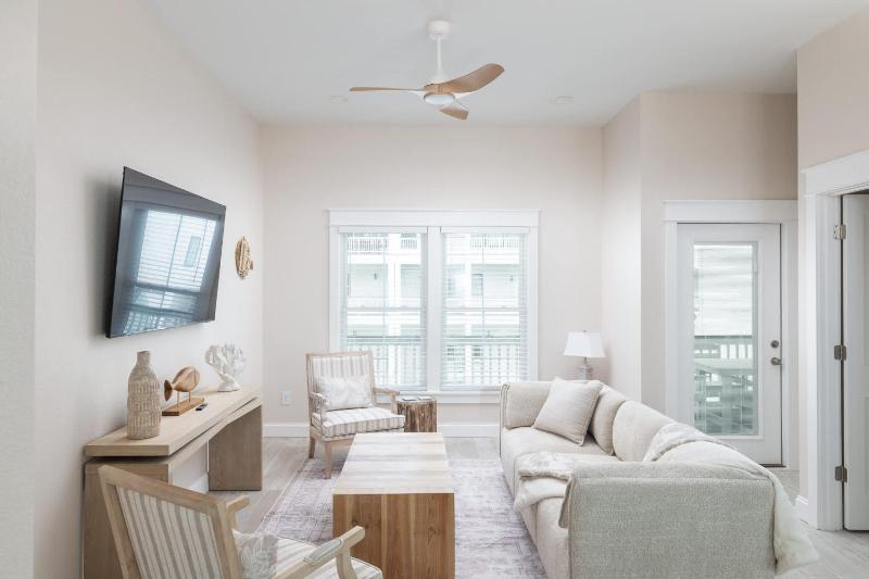Brand New Luxury Build 2 Min Walk to Beach w Pool - image 12