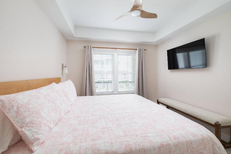 Brand New Luxury Build 2 Min Walk to Beach w Pool - image 10