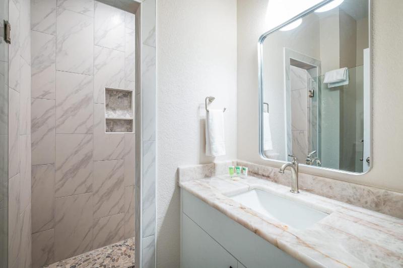 Brand New Luxury Build 2 Min Walk to Beach w Pool - image 29